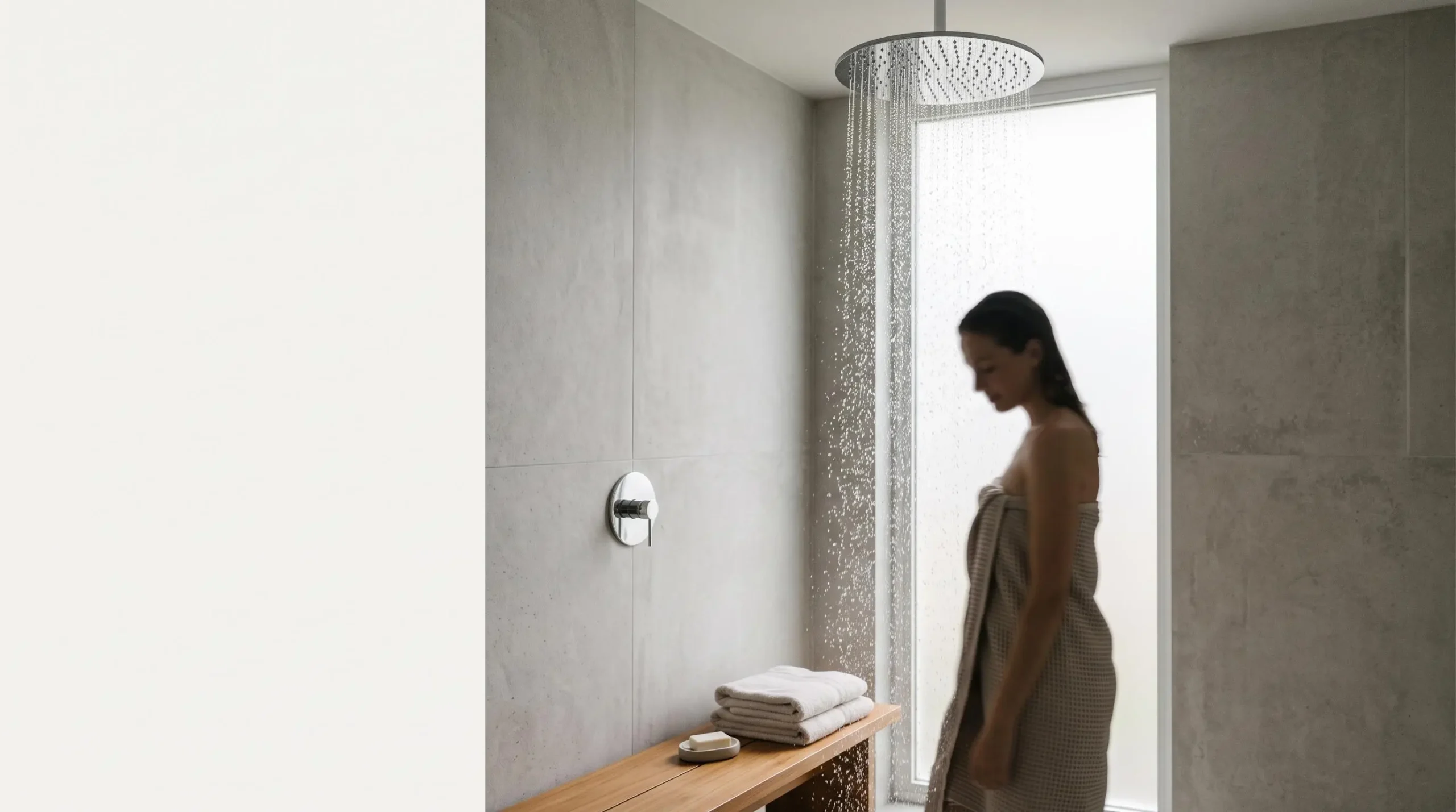Douche moderne et lumineuse illustrant le confort d'une consommation d'eau maîtrisée dans une salle de bain épurée